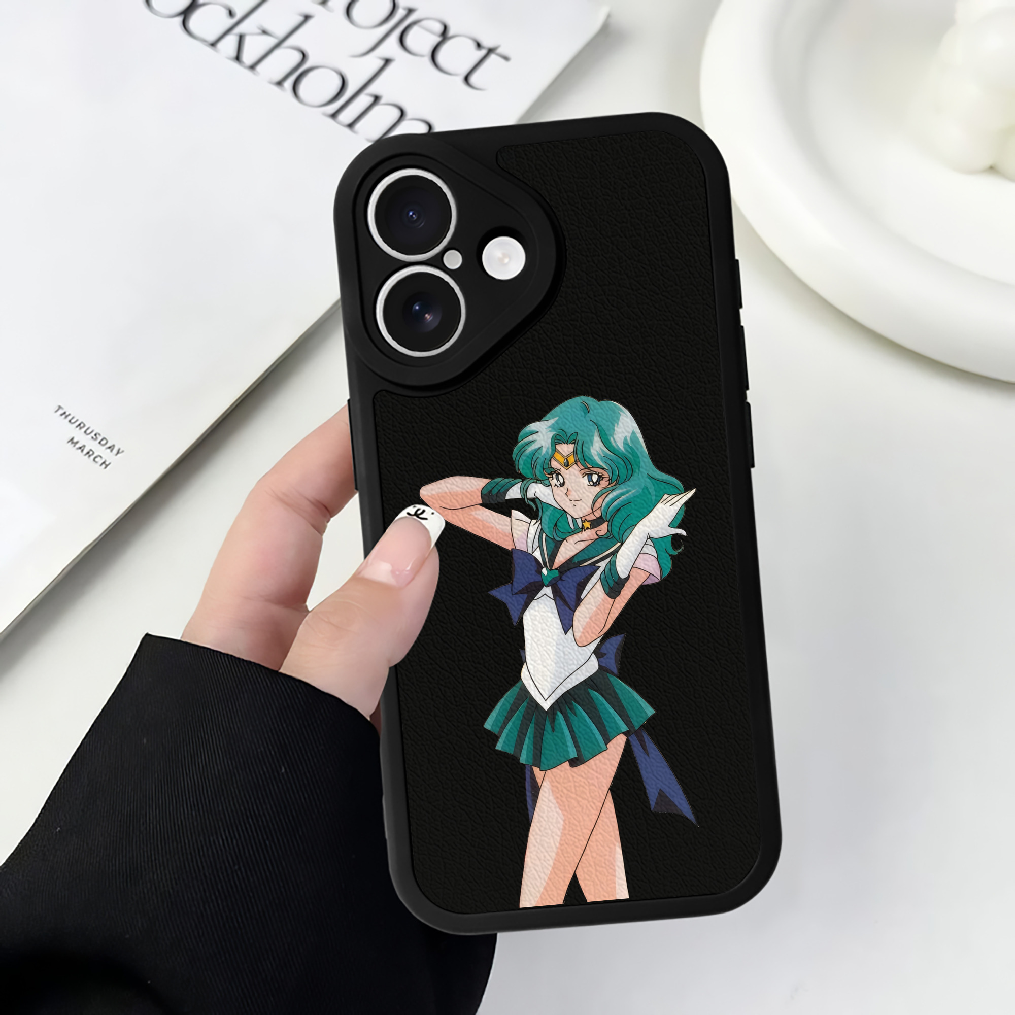 （画像用） 美少女戦士セーラームーン 海王 みちる（かいおう みちる） Sailor Moon Kaiou Michiru 【iPhone 16シリーズ対応】シリコンスマホケース（レザー調） 材質：シリコン